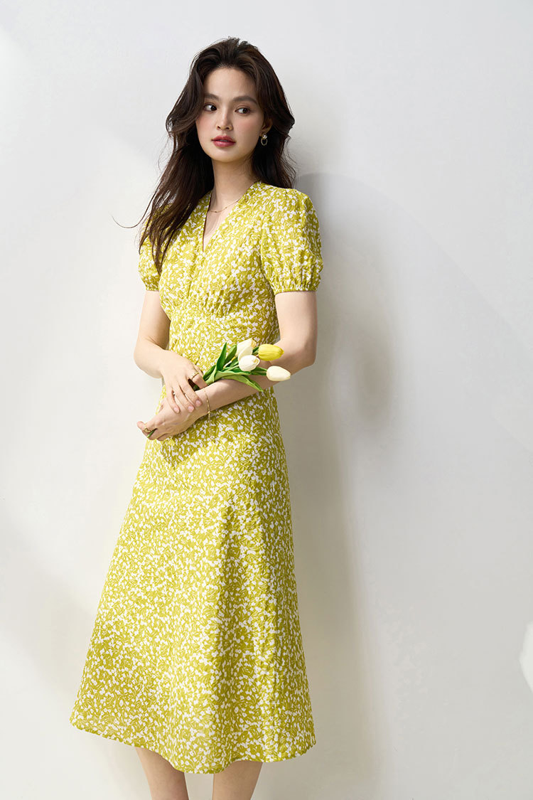 花柄ワンピース 優美な花模様 パフスリーブミディ丈ワンピース