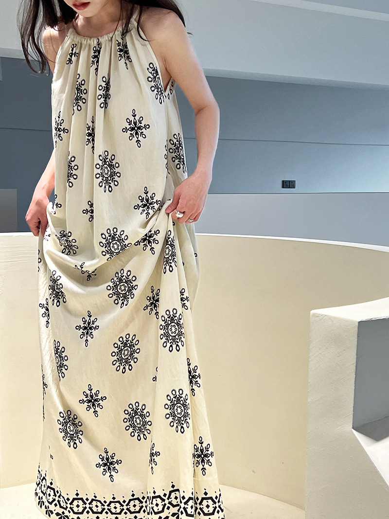 花柄ワンピース 刺繍模様のゆったりキャミワンピース