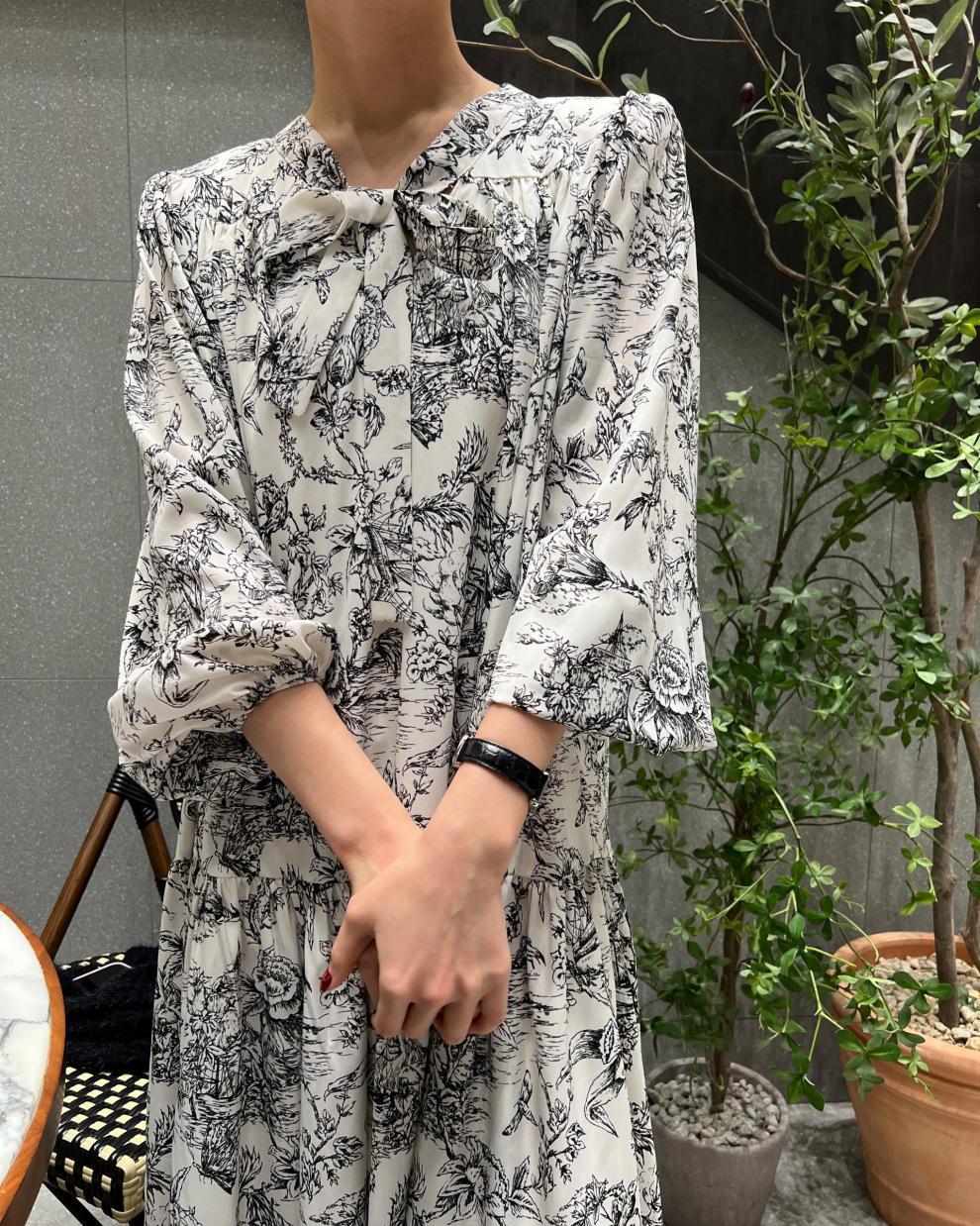 花柄ワンピース 優雅な線描き花柄ロングワンピース