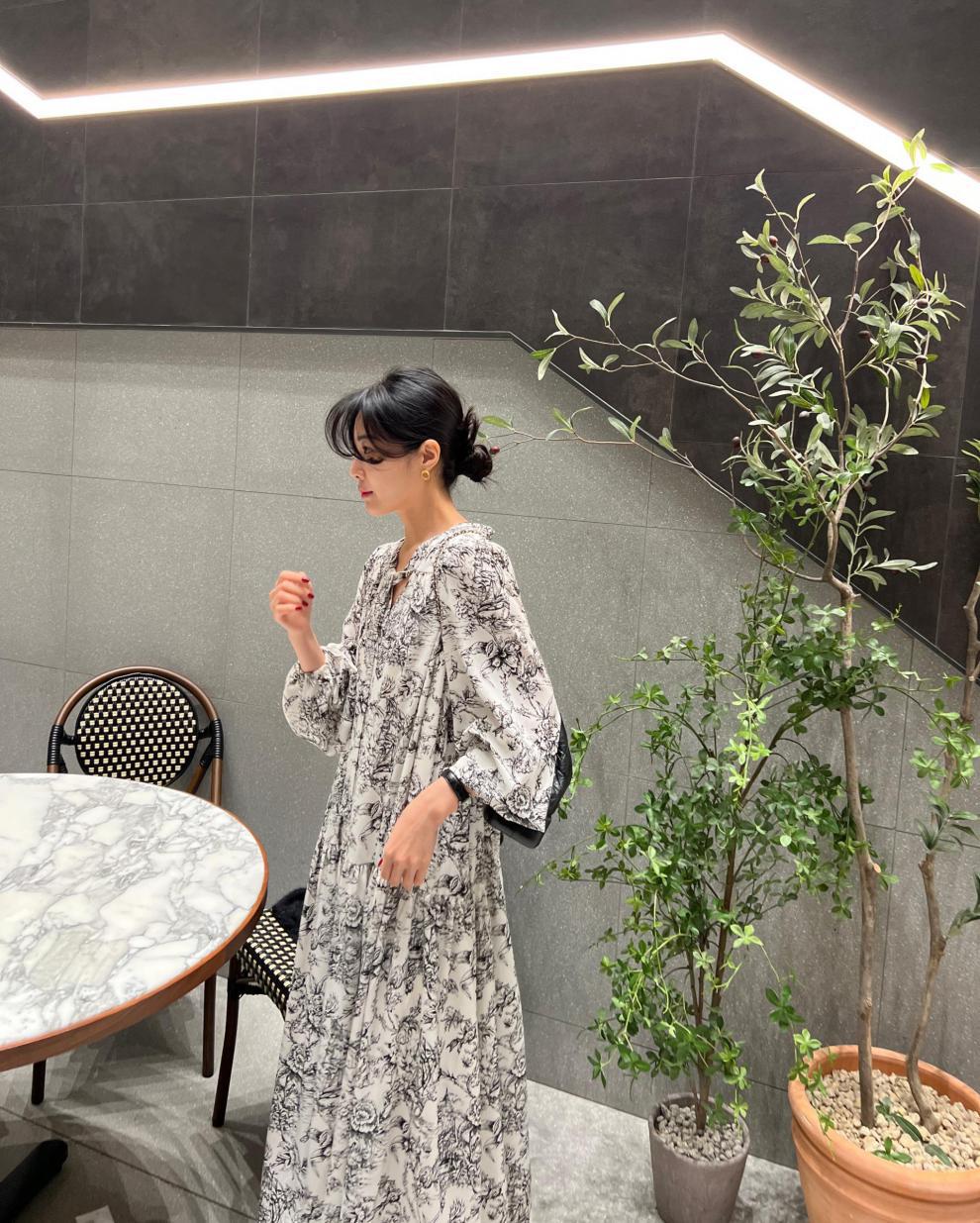 花柄ワンピース 優雅な線描き花柄ロングワンピース