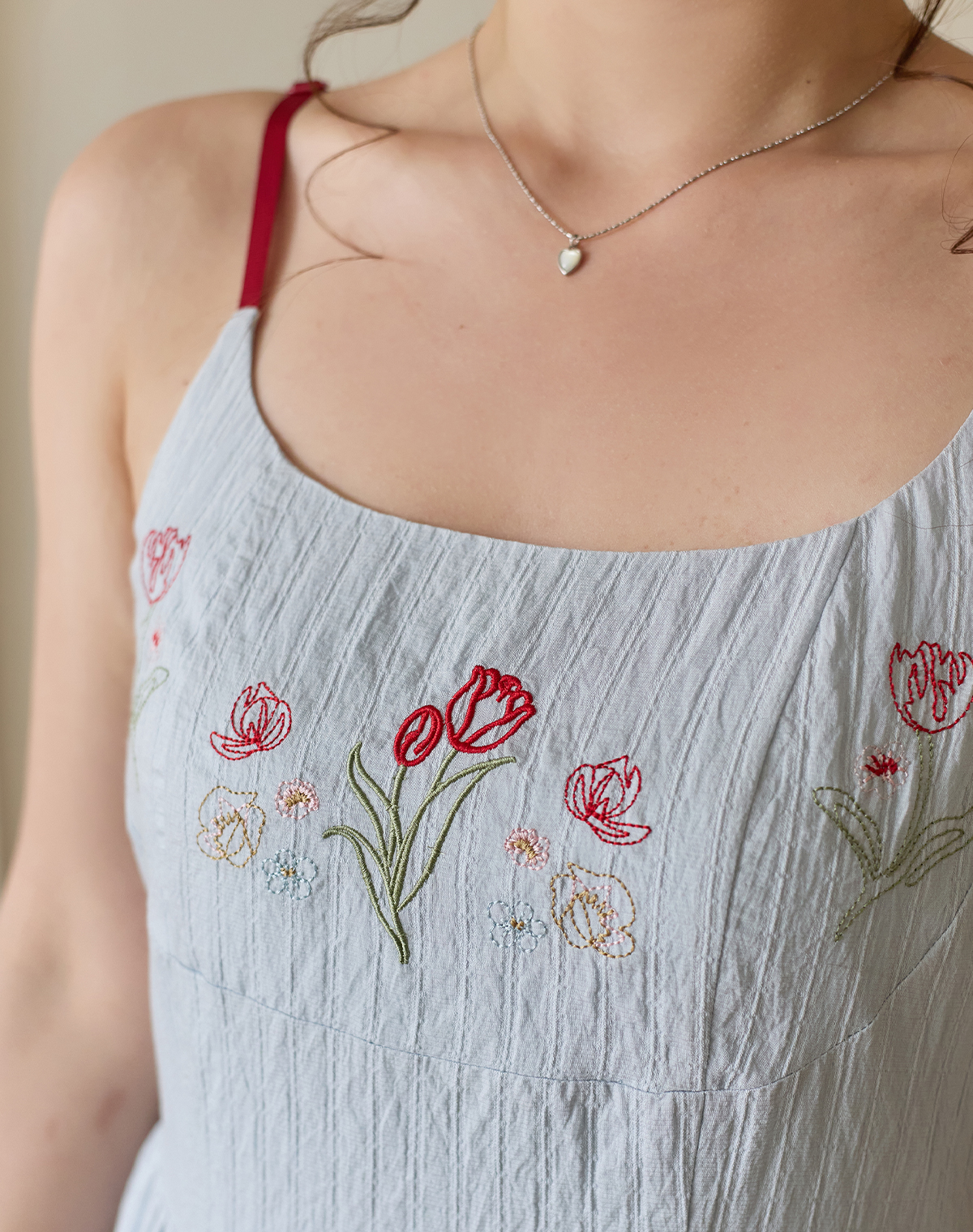 花柄ワンピース 小花刺繍が可愛いナチュラル風キャミソールワンピース