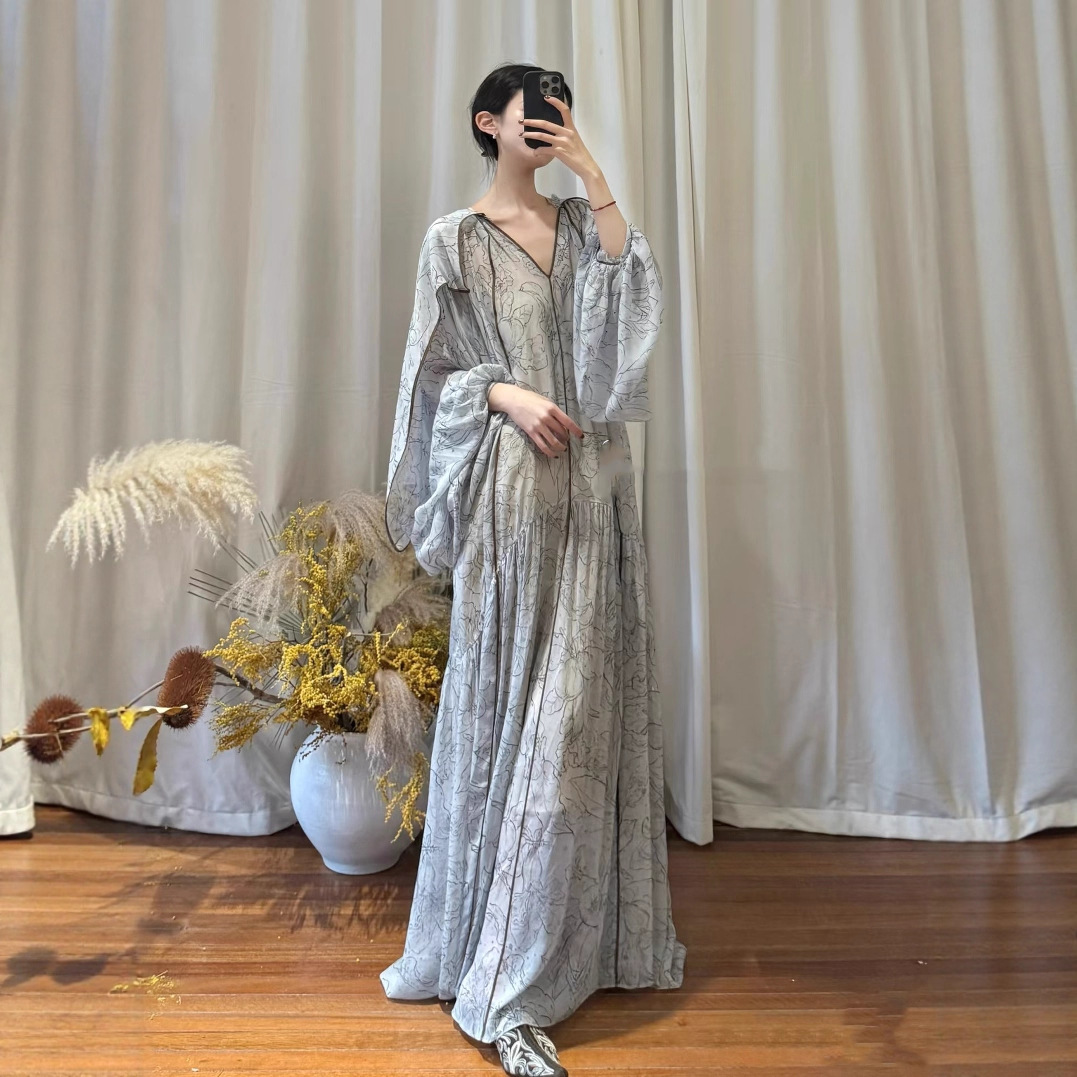 花柄ワンピース 優美な線描花柄ゆったりロングワンピース
