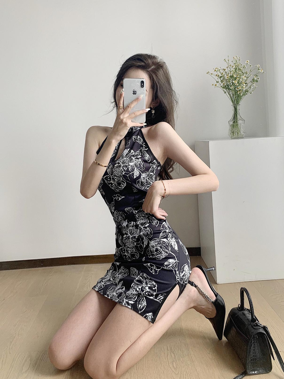 花柄ワンピース 優美な花模様 ホルターネックワンピース
