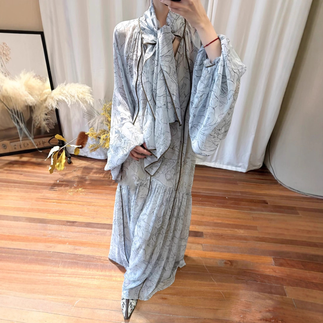 花柄ワンピース 優美な線描花柄ゆったりロングワンピース