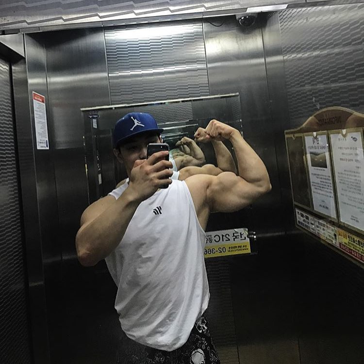 筋肉美シルエットタンクトップ