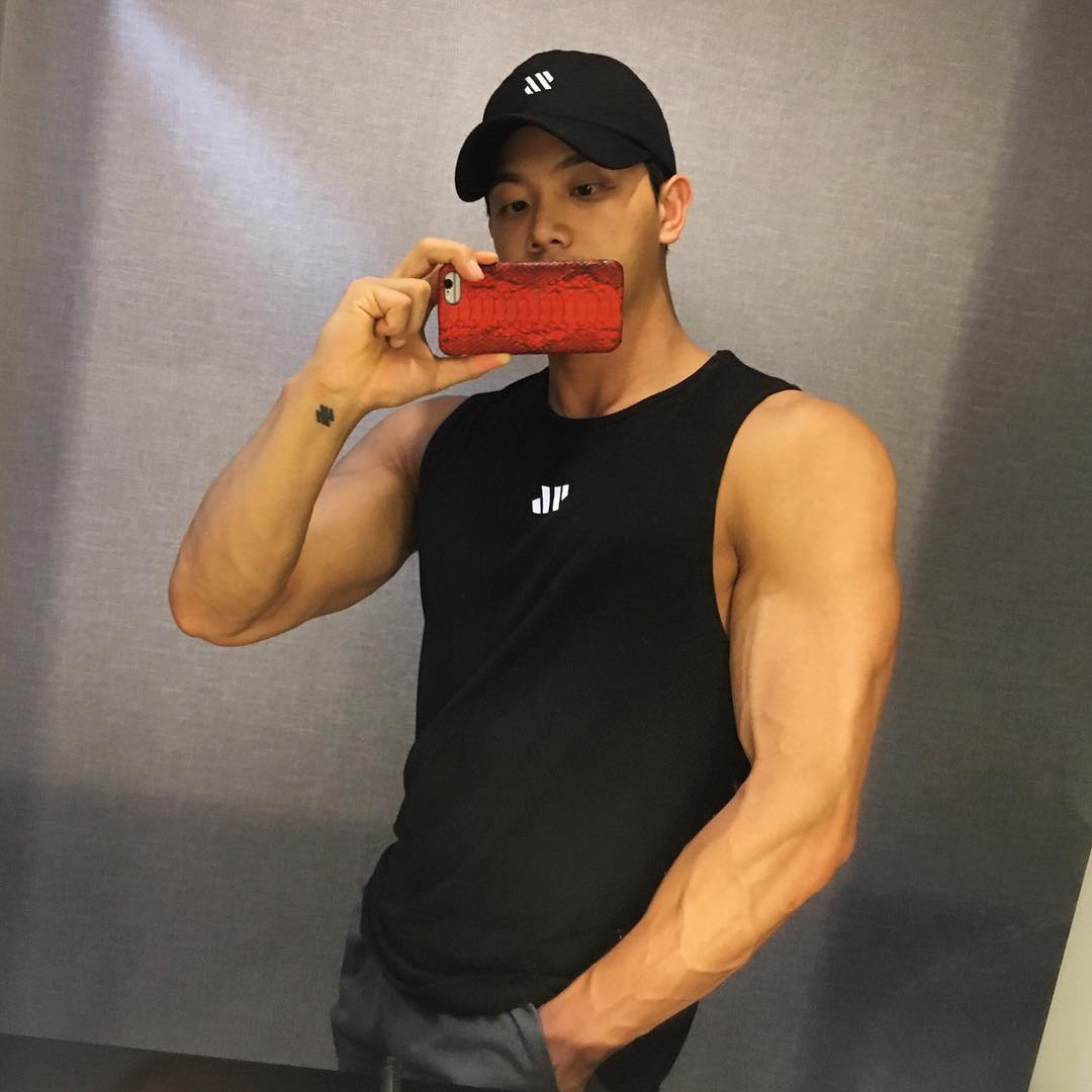 筋肉美シルエットタンクトップ