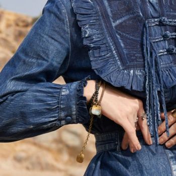 襟元フリルデニム生地長袖ベルト付きワンピース