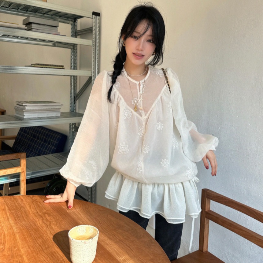 上品な刺繍フリルブラウス 花柄レース袖