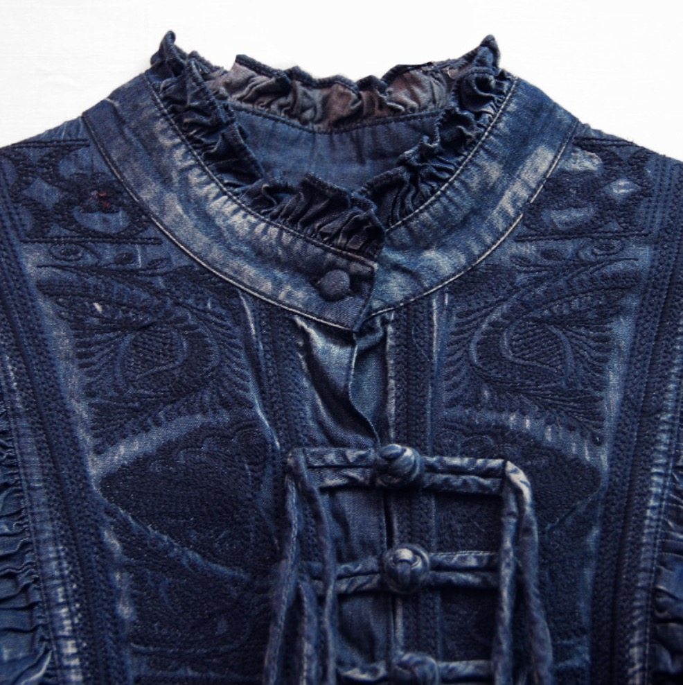 襟元フリルデニム生地長袖ベルト付きワンピース