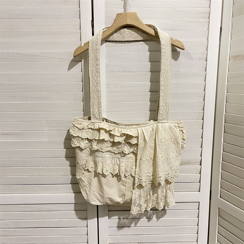 フリルバッグ幾重にも重なる刺繍レースフリルの縦型手提げ