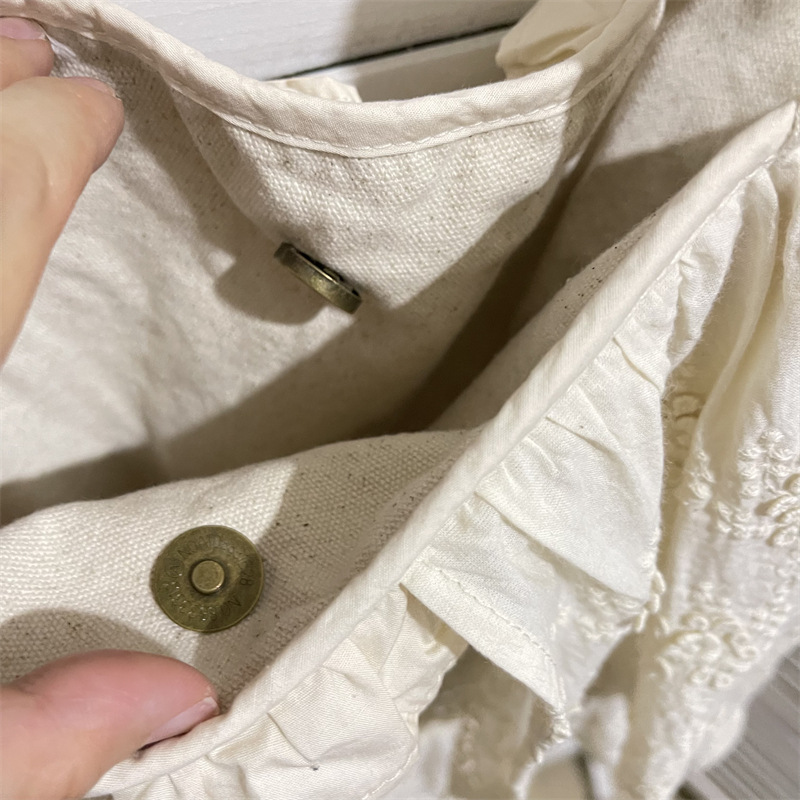 フリルバッグ幾重にも重なる刺繍レースフリルの縦型手提げ