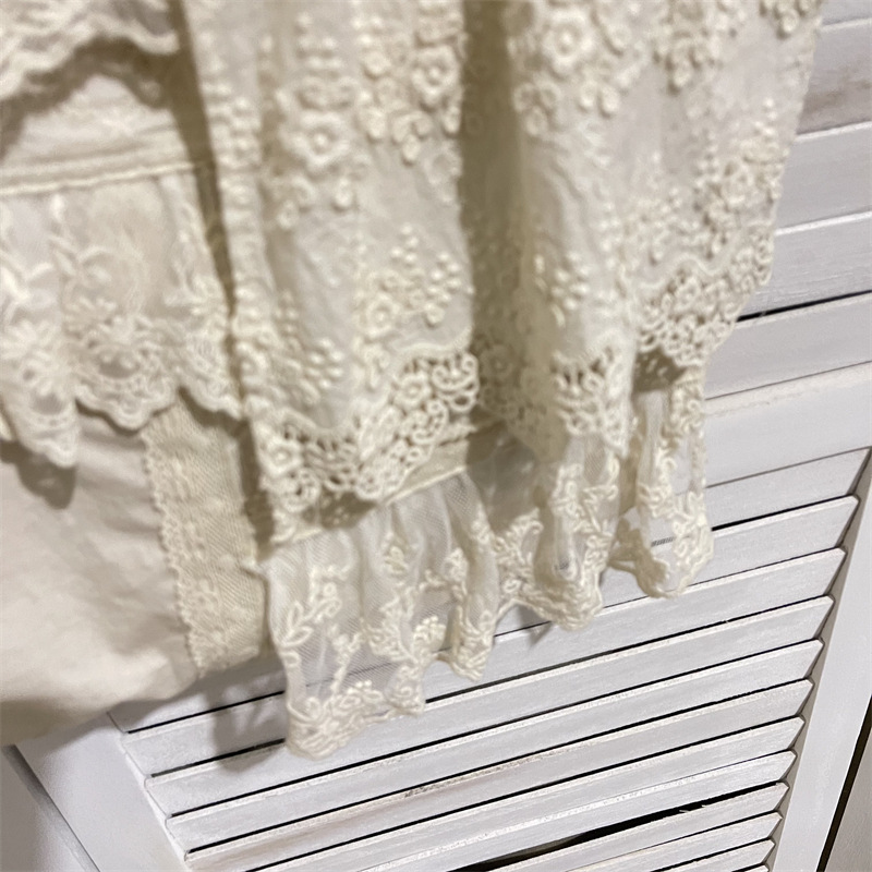 フリルバッグ幾重にも重なる刺繍レースフリルの縦型手提げ