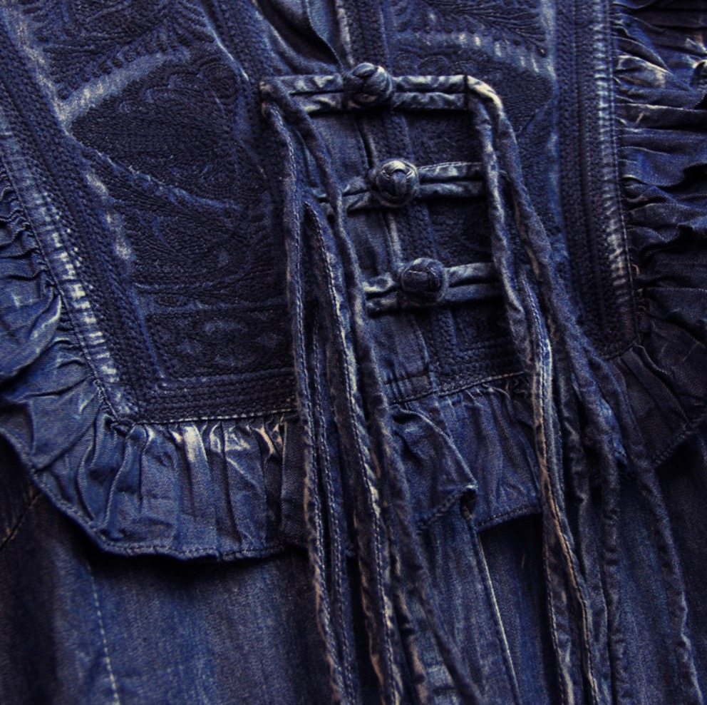 襟元フリルデニム生地長袖ベルト付きワンピース