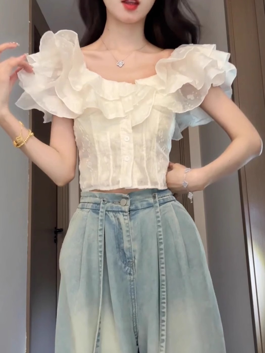 クロップド　オフショルフリルブラウス