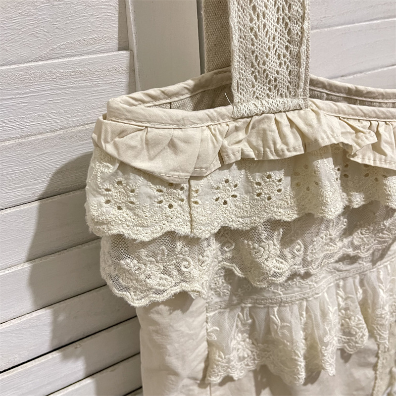 フリルバッグ幾重にも重なる刺繍レースフリルの縦型手提げ
