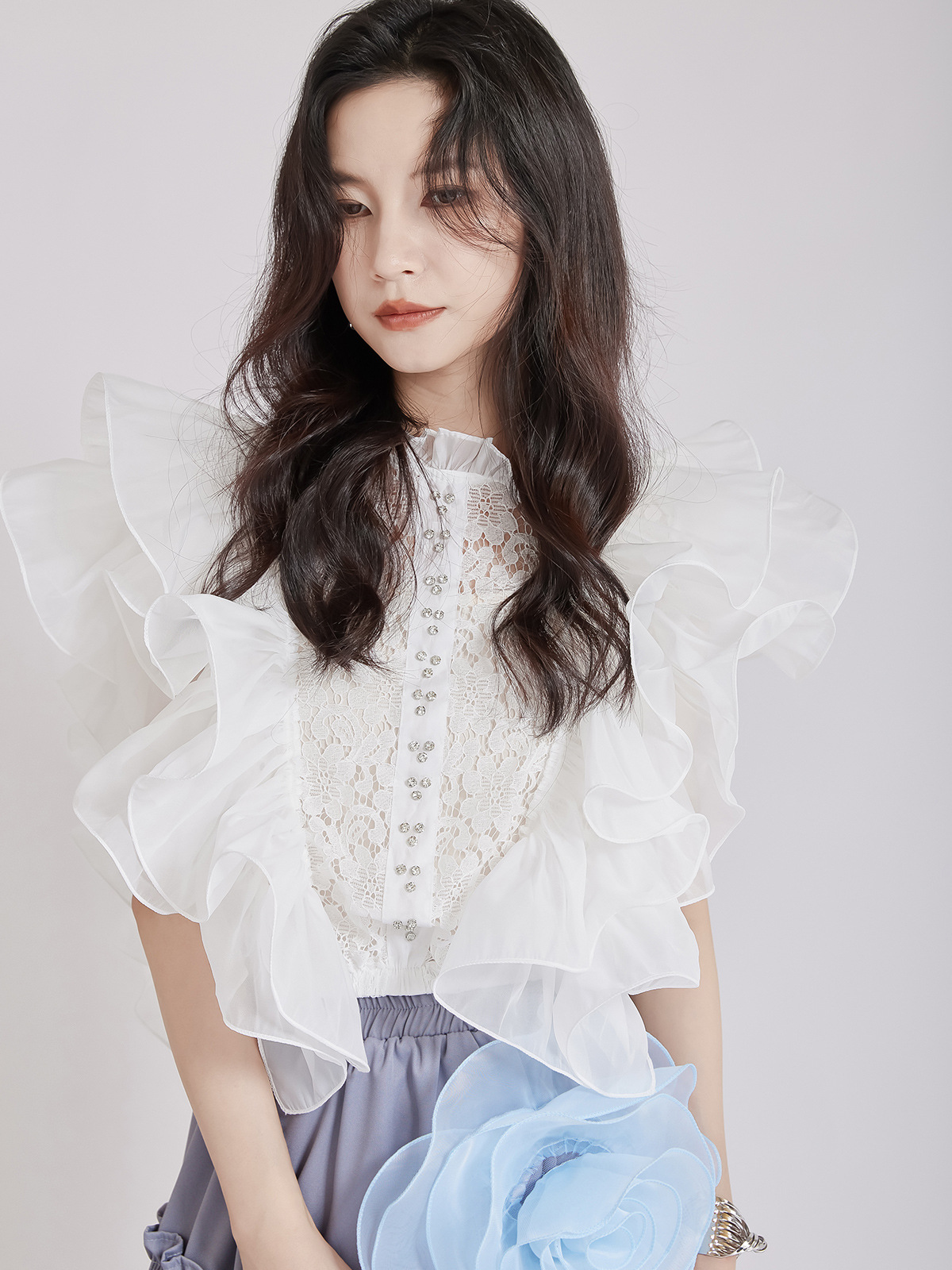 華やかレース切替フリル袖スタンドネック白ブラウス