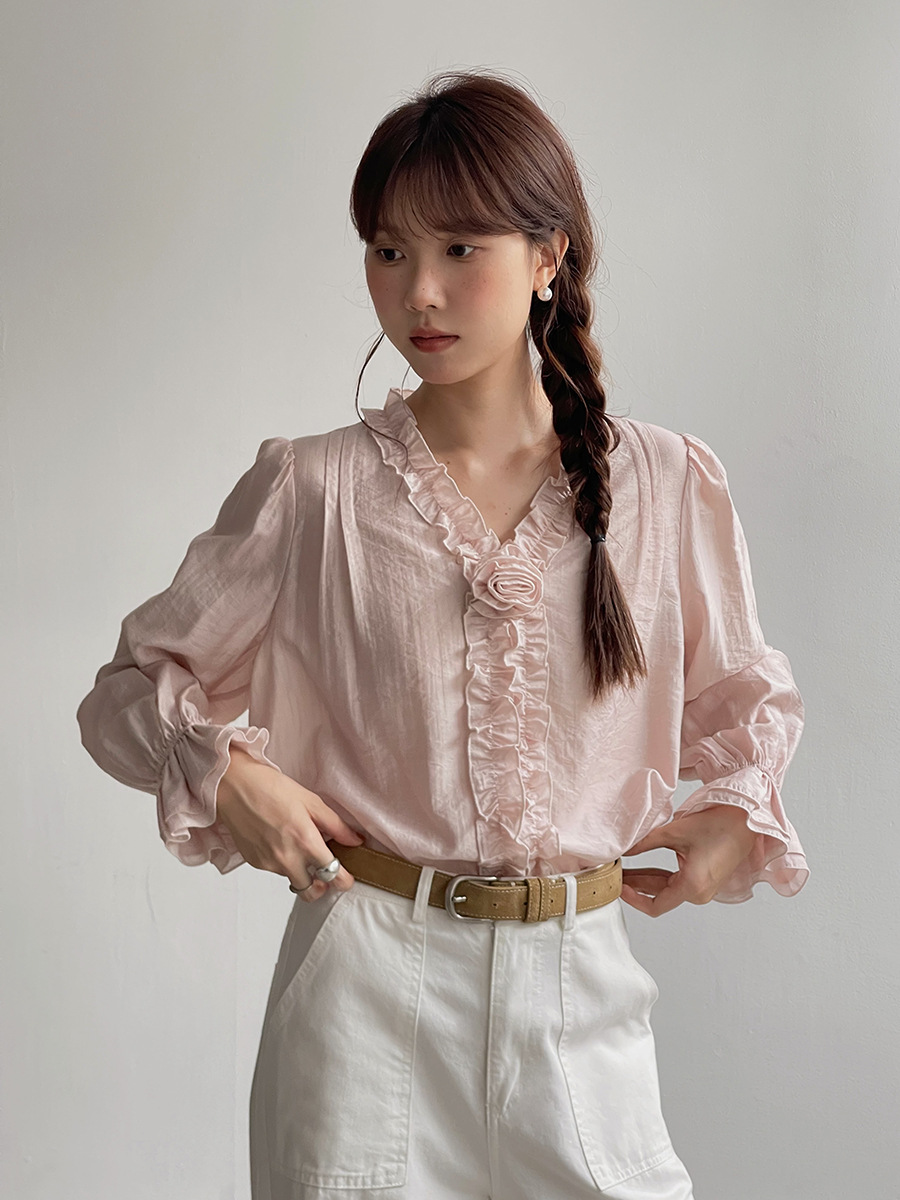 フリルブラウス 光沢サテン生地のフロントフリル付き長袖ブラウス