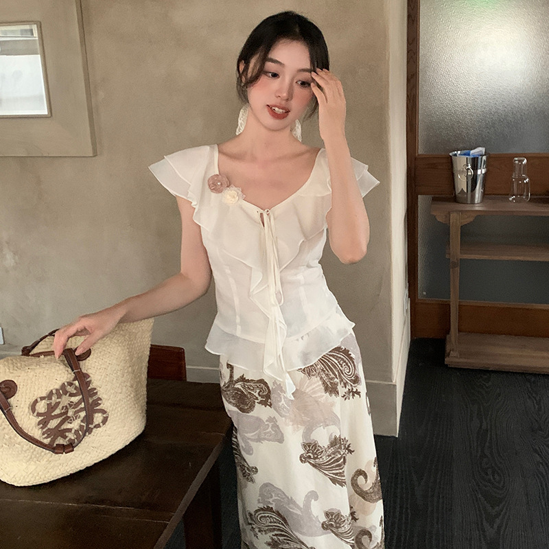 フリルブラウス 花飾り付き肩フリルブラウス