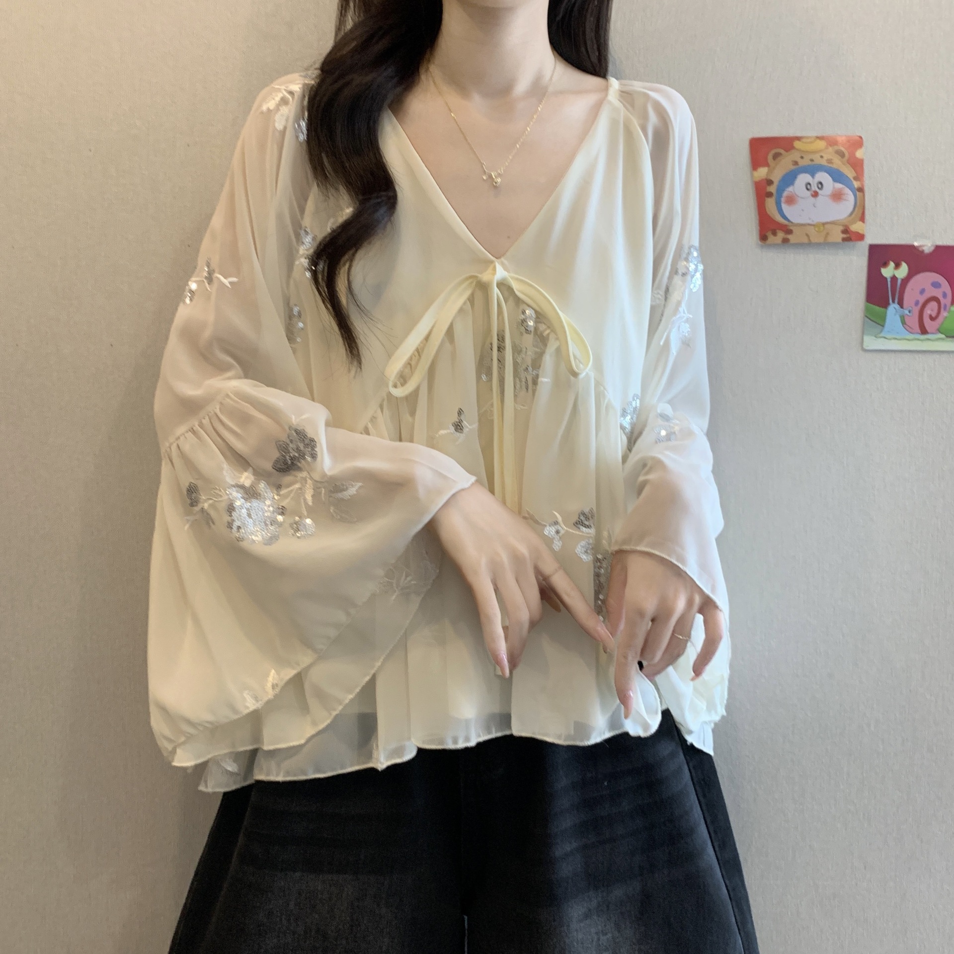 フリルブラウス 煌めき花刺繍フリル裾ブラウス