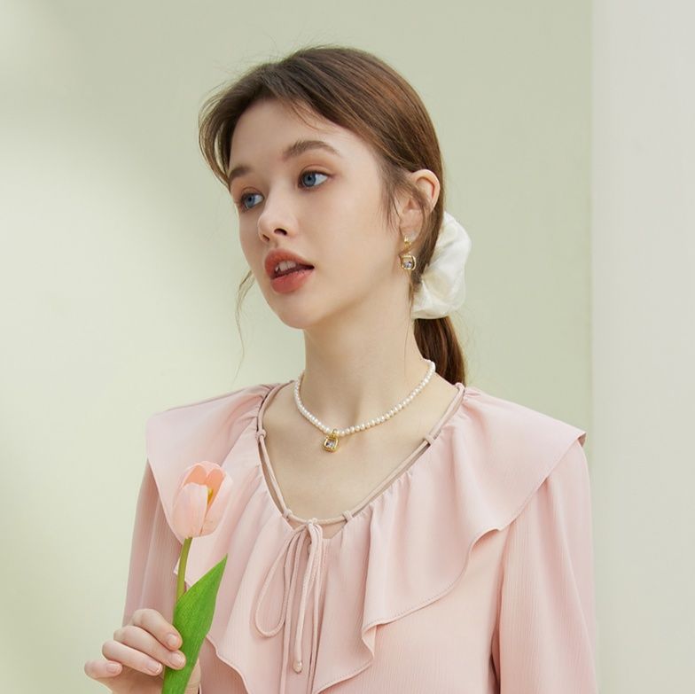 フリルブラウス 優美なリボン付きフロントフリルブラウス