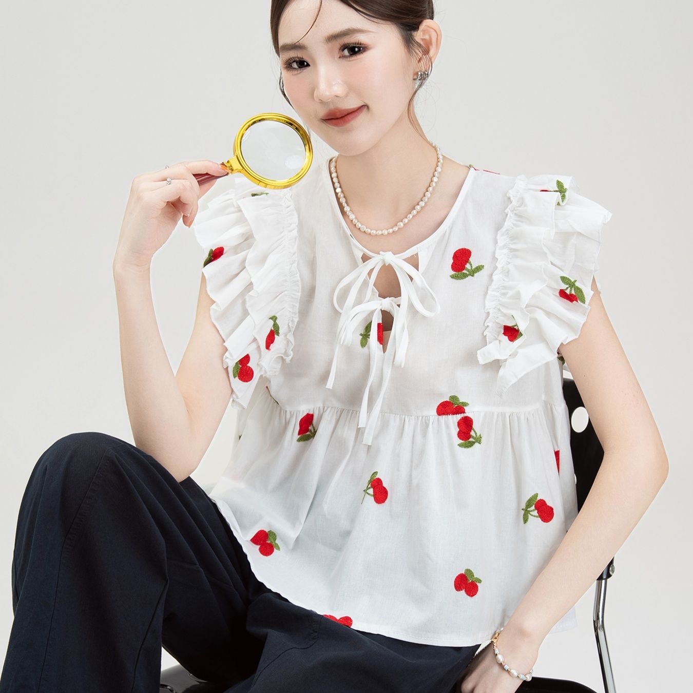 フリルブラウス 苺刺繍入り肩フリルパフスリーブブラウス