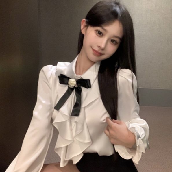 リボン付き華やか胸元フリルブラウス