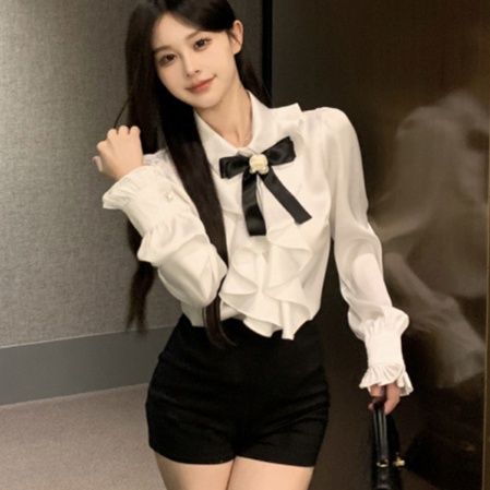 リボン付き華やか胸元フリルブラウス