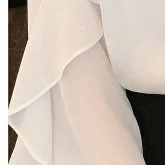 フリルブラウス 優雅な肩掛けフリルと袖フリルが魅力のブラウス