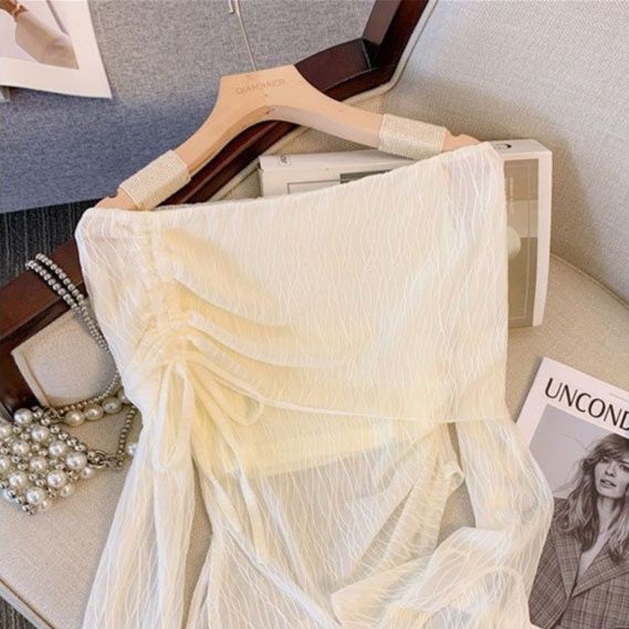 露肩ワンショルダープリーツ袖フリルブラウス