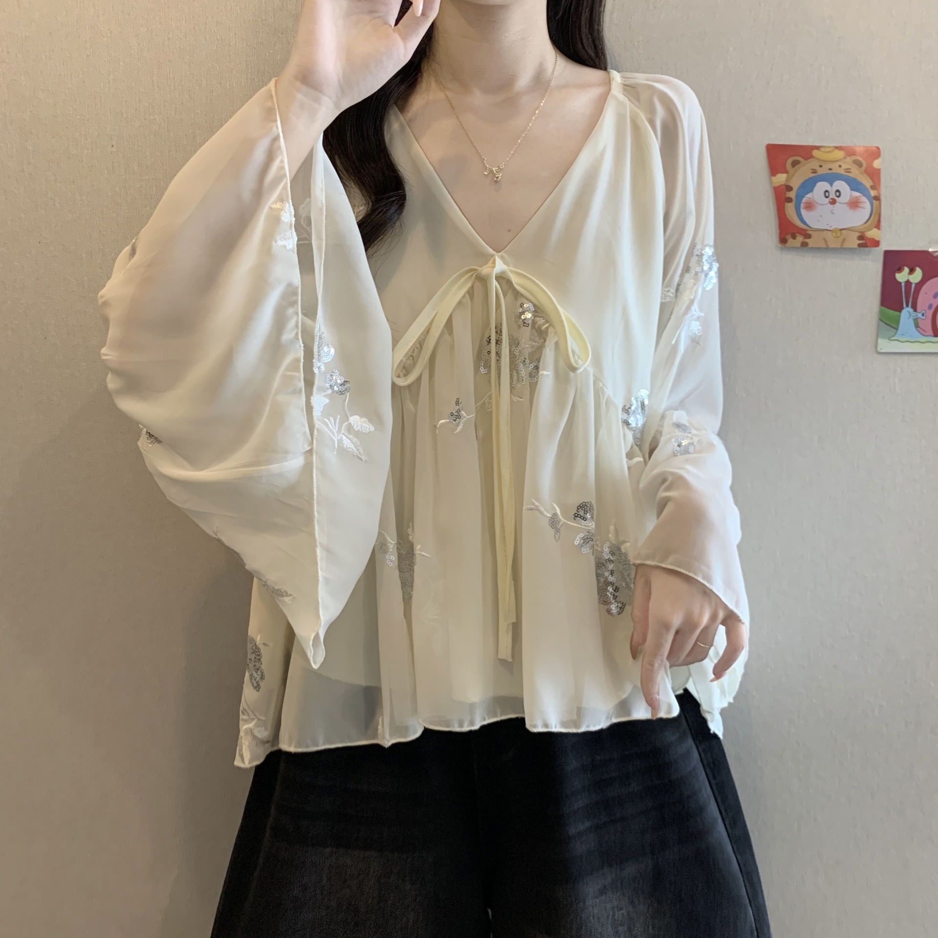 フリルブラウス 煌めき花刺繍フリル裾ブラウス