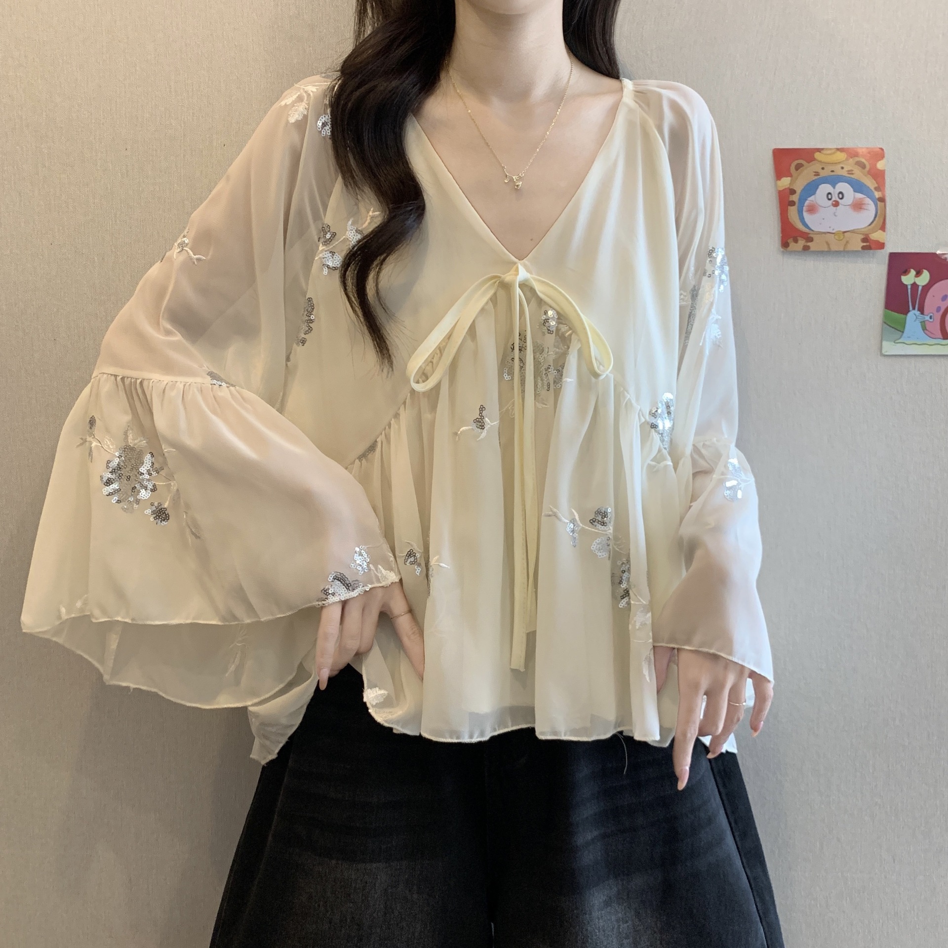 フリルブラウス 煌めき花刺繍フリル裾ブラウス