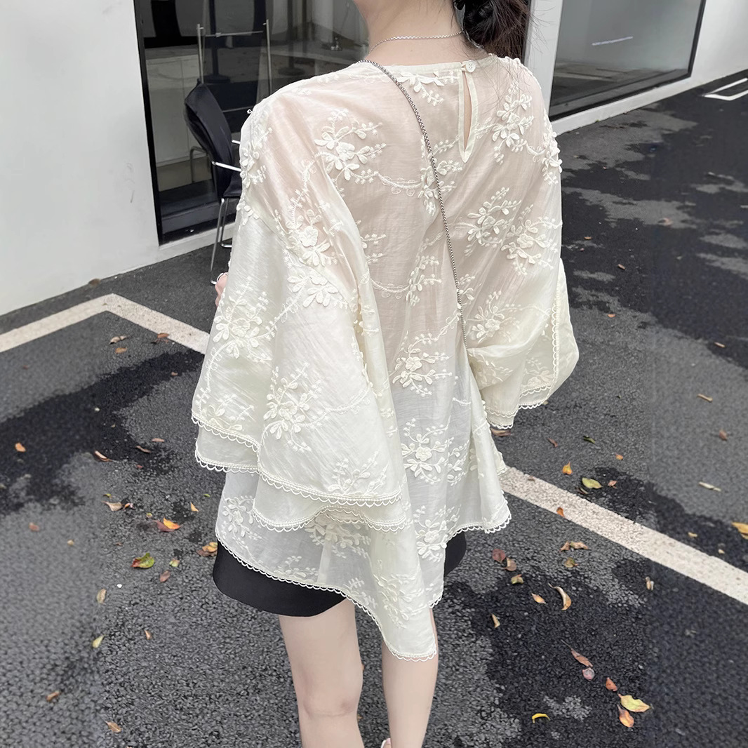 フリルブラウス 花刺繍フロントフリルケープブラウス
