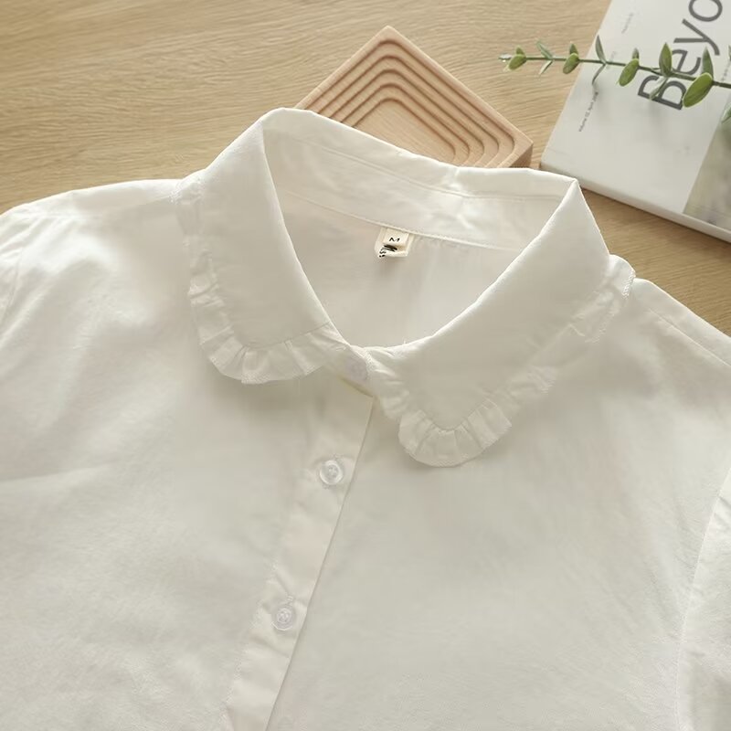 フリルブラウス 襟元と袖口に繊細なフリルをあしらった上品なブラウス