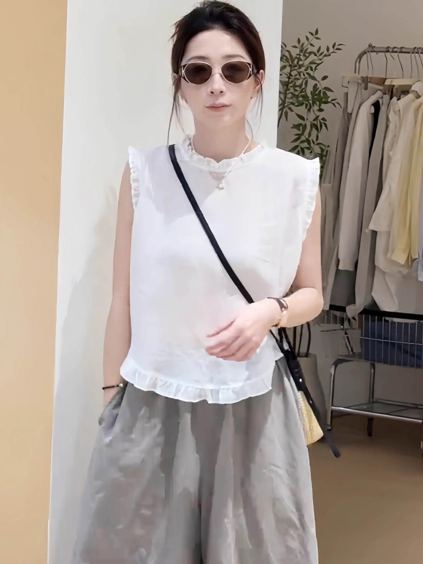 フリルブラウス 優美フリル襟ノースリーブブラウス