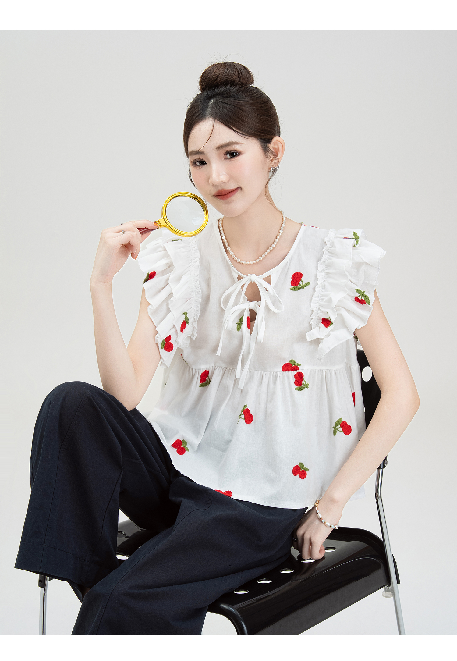 フリルブラウス 苺刺繍入り肩フリルパフスリーブブラウス