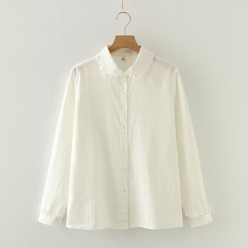 フリルブラウス 襟元と袖口に繊細なフリルをあしらった上品なブラウス