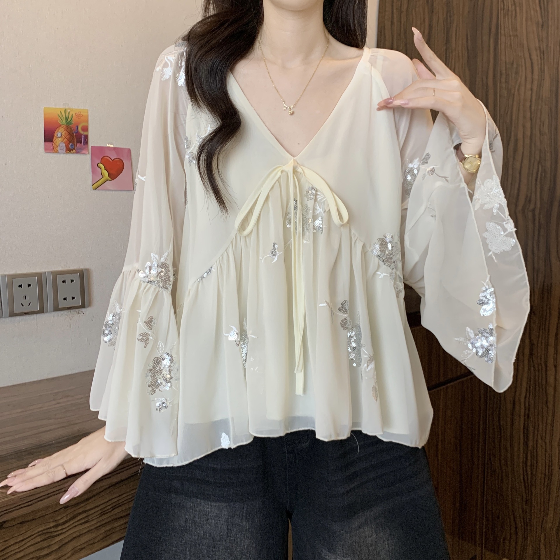 フリルブラウス 煌めき花刺繍フリル裾ブラウス