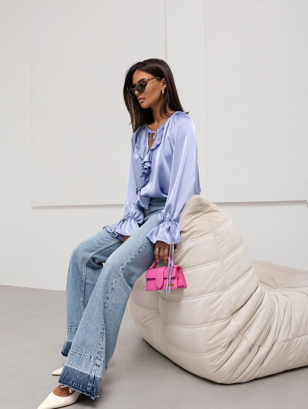  袖口リボン付き優美なフリル襟長袖ブラウス