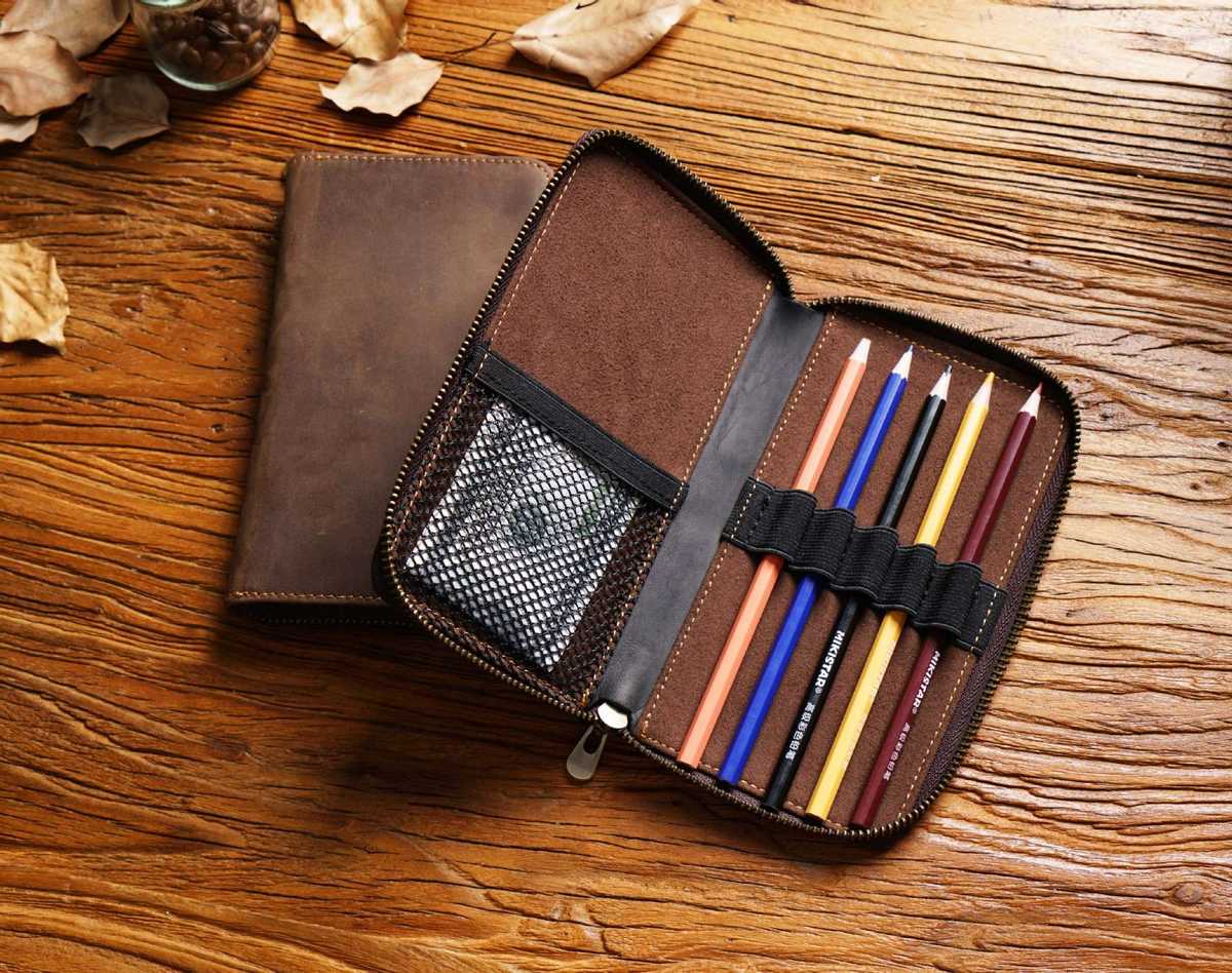 丁寧な縫製で仕上げられた革のペンケース【5選】