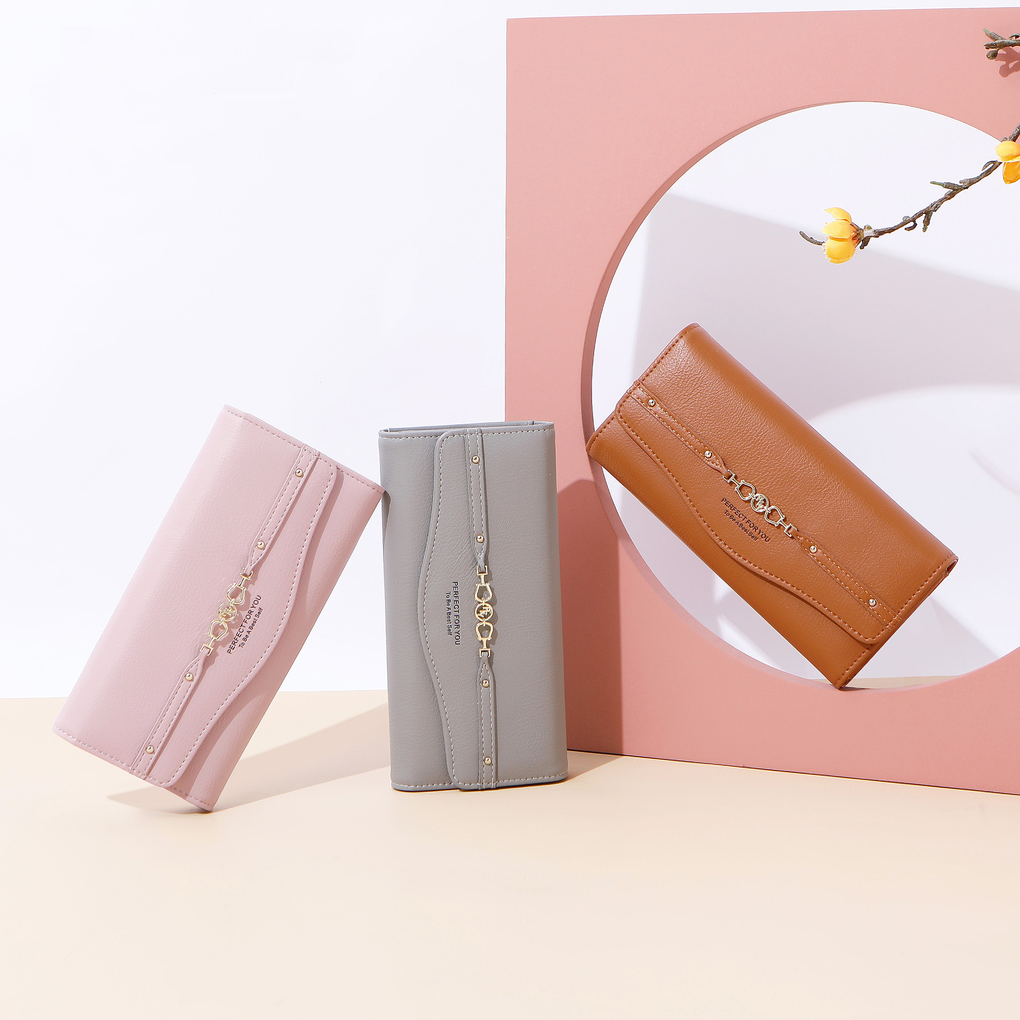 レディース二つ折り財布 上質な本革仕様金属装飾付きレディース長財布