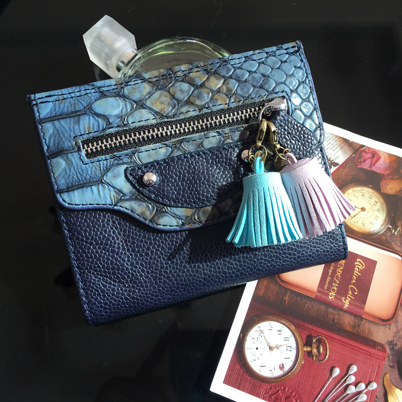 レディース二つ折り財布 タッセル付きクロコ型押し二つ折り財布