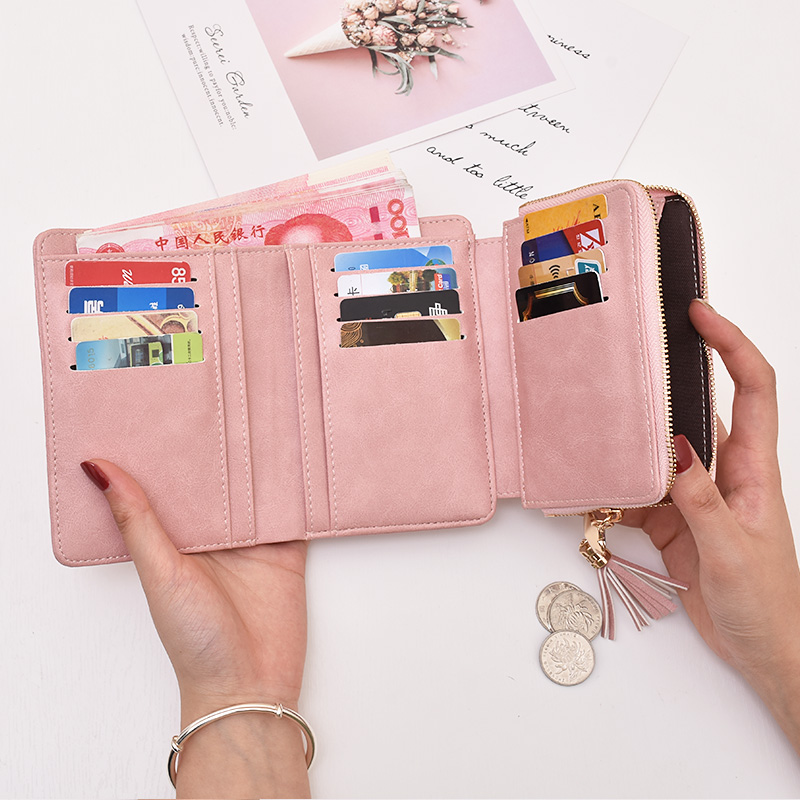 レディース二つ折り財布 鍵型金具とタッセル付き本革二つ折り財布