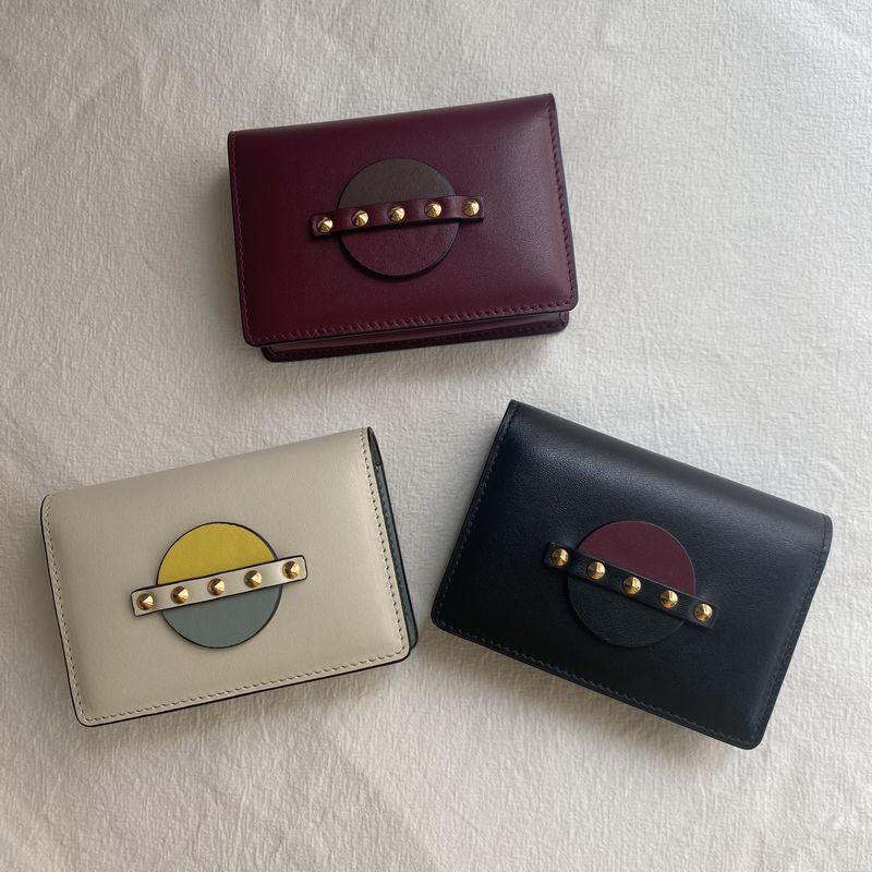 レディース二つ折り財布 スタッズ装飾円形モチーフ付きコンパクト二つ折り財布