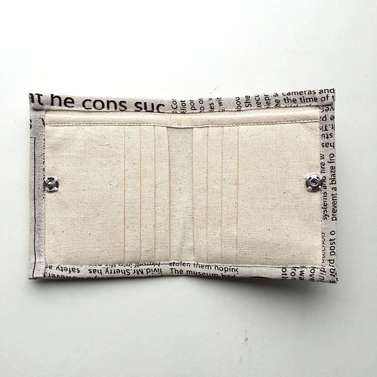 レディース二つ折り財布 英字新聞柄がおしゃれなコンパクト二つ折り財布