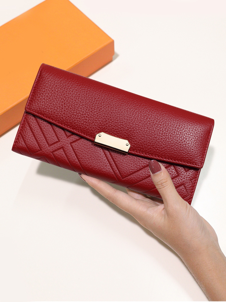 レディース二つ折り財布 キルティング模様が美しい金具付き長財布