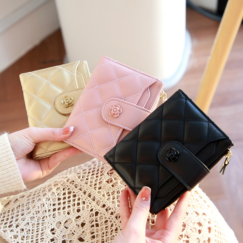 レディース二つ折り財布 花飾り留め具付きキルティングステッチ二つ折り財布