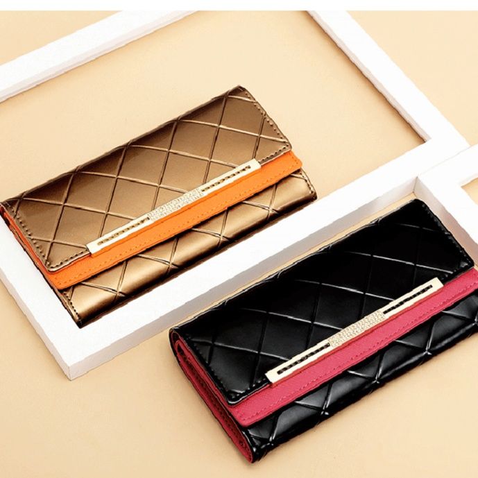 レディース二つ折り財布 キルティング模様金属プレート付きコンパクト二つ折り財布