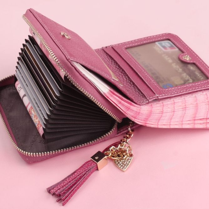 レディースに人気の二つ折り財布おすすめ5選！コンパクトで持ち運びやすく毎日使いに便利