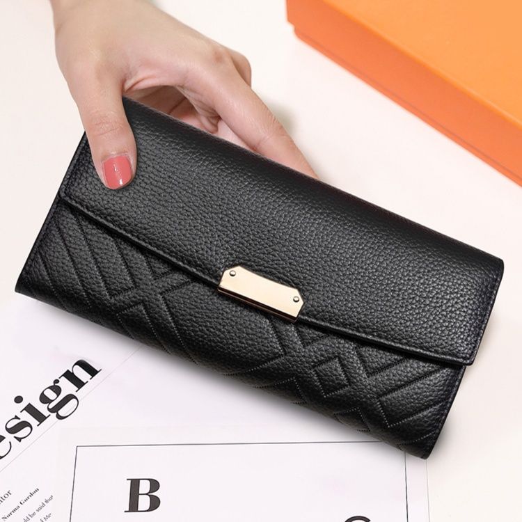 レディース二つ折り財布 キルティング模様が美しい金具付き長財布