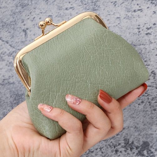 レディース二つ折り財布 金具が上品ながま口二つ折り財布